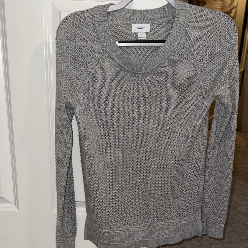 Old Navy Women's Light Gray Crew Neck Sweater